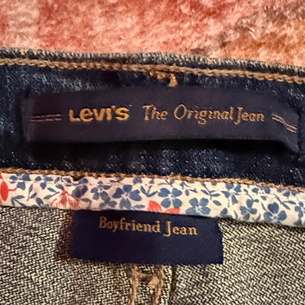 Levi's Relaxed Dark Blue Cuffed Jeans - Picture 2 of 4